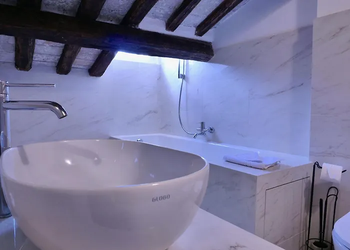 Casa de hóspedes Helmirage Luxury Trevi 4*